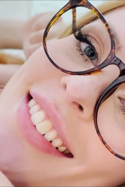 Kızıl saçlı üvey kızla yatağı paylaşıyor - elly clutch