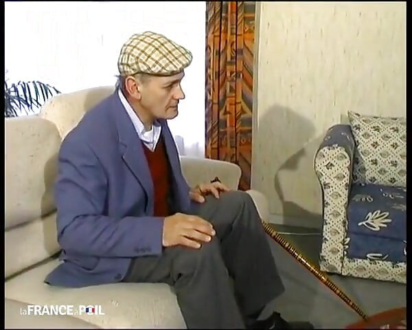 Bakımlı bir blackette sapık yaşlı bir adama amını sunuyor!