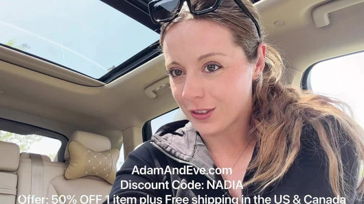 Arabamın arka koltuğunda pembe dildoyla mastürbasyon