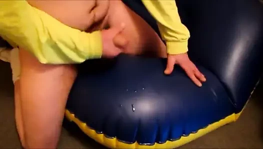 kriko kapalı boşalmak üzerinde şişme