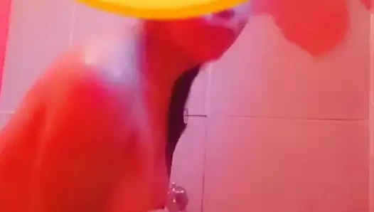 Bolivyalı kız duşta çıplak