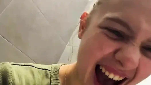 Anal fışkırtma alışveriş merkezinde çok ateşli ve pembe amcığı parmaklıyor