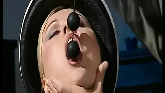 Süper yaramaz sarışın yarak emiyor ve götünü siktiriyor