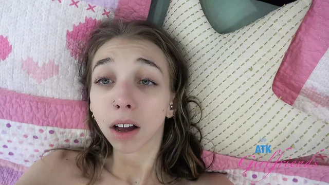 Худенькой и сладкой крошке Breezy Bri лижут киску, пока она не кончит - видео от первого лица