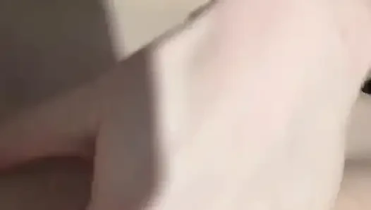 Sıkı amcığımı ovuyorum ve parmaklıyorum