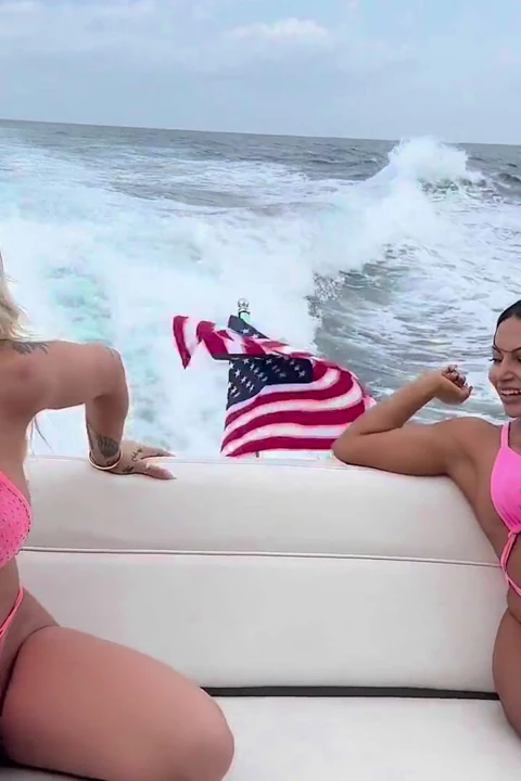 Kali Roses ve Brandyslicious yatta sikiliyor