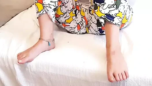 Kısa ayak gf, bacakları açar ve kasık vuruşunu gösterir