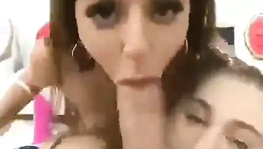 Bir horoz üzerinde çalışan üç kız