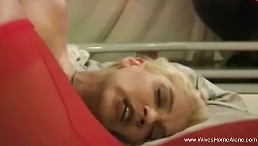 sarışın karısı ekleme onu yapay penis derin oynama yalnız