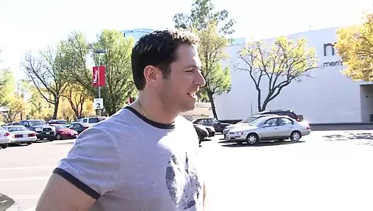 Crista Moore sikiliyor ve büyük göğüslerine boşalıyor