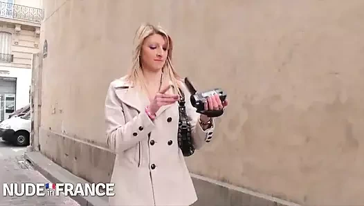 Azgın sarışın etli siyah yarağı emiyor