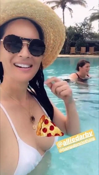 Olivia munn beyaz bikinili (igvideo)