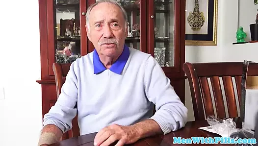 19 yaşındaki genç yaşlı adam tarafından walker üzerinde doggystyled