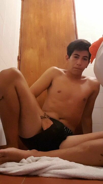 Eğlenmek için tuvalete kilitlendi