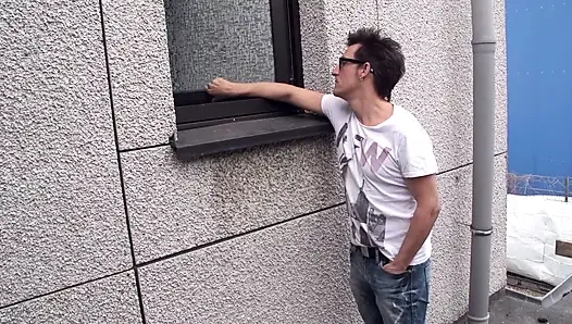 Büyük götlü esmer banyoda götünden zevk alıyor