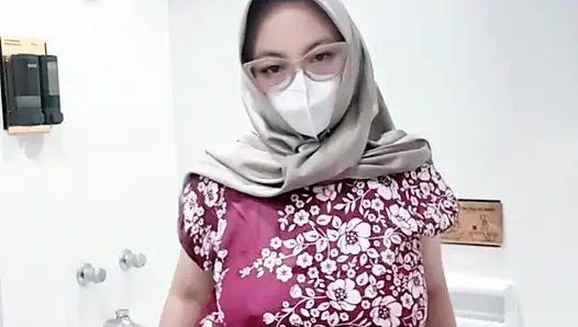 Batik elbiseli bir kızın çeşmesi