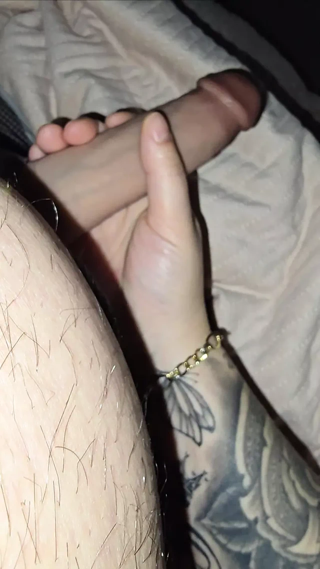 Üvey annem 9 inçlik yarağımı alıyor ve bana elle muamele çekiyor