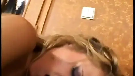 Orta yaşlı seksi kadın göt deliğini siktiriyor