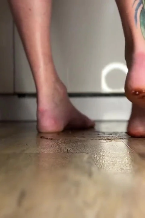 Naomiperv topuklu ayakkabıları ve tabanla yiyecekleri eziyor ve fışkırtıyor