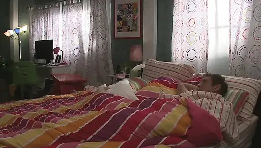 Büyük memeli 19 yaşındaki esmer, Charley Chase fışkırtana kadar sikiliyor