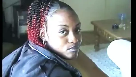 İki seksi zenci lezbiyen kanepede birbirlerini parmaklıyor