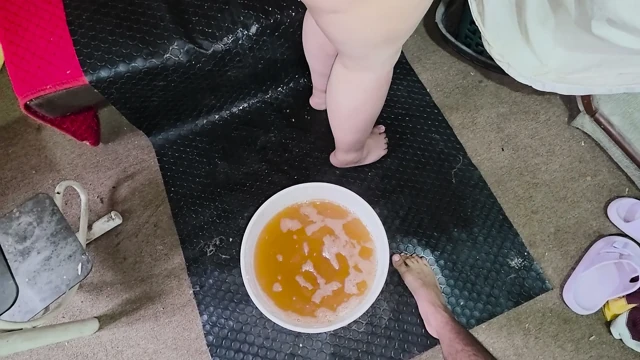 Ev içinde anal yıkım ve ev dışında kova dolusu sidikle tam aşağılama.