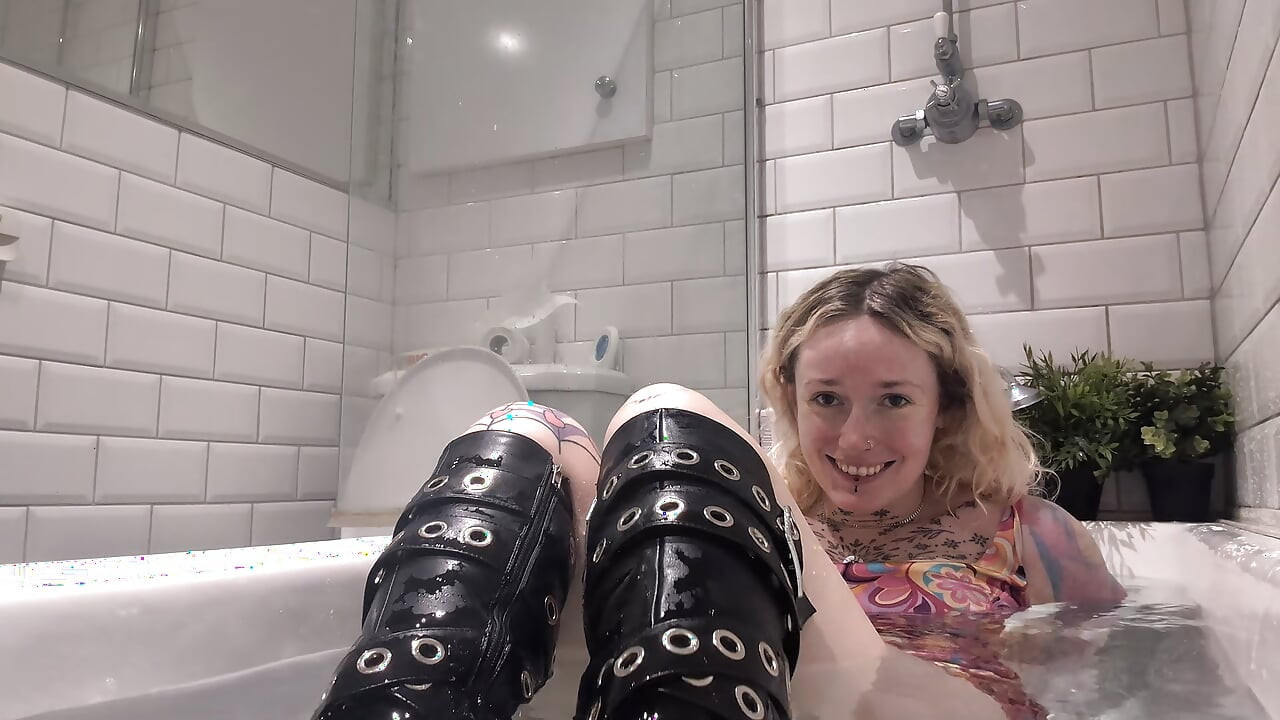 Islak çizme fetişi ve giyinik kirli sırrımı kötü bir randevudan sonra banyo yapıyor