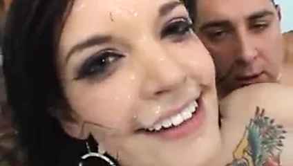 21114-koyu saç sikiş ve yüz