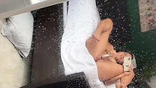 İlk kez göğüslerimde oyuncağı kullanarak fışkırtıyorum!!