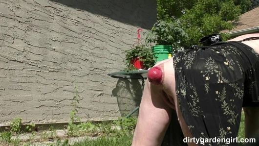 Dirtygardengirl - anal deliğinin sarkmasıyla arka bahçe temizliği