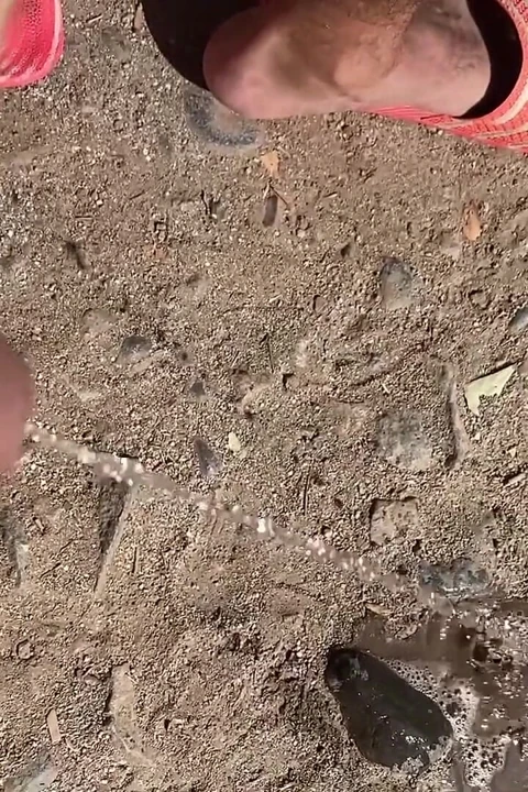 Ayak fetişi ve sokakta işeme.