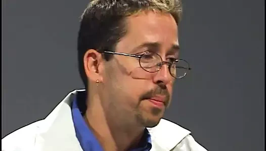 Islak amcığı büyük bir direk tarafından derine girilirken muhteşem tatlı kız inliyor