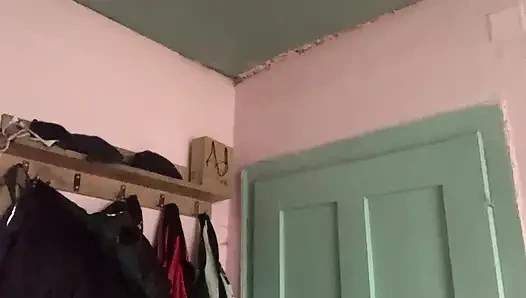 Gotik gömleğin altında büyük doğal memeler