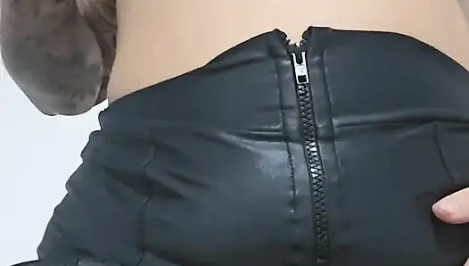 Kıllı amcıkla dolu küçük amcık ve büyük yarağa oturmayı seviyor