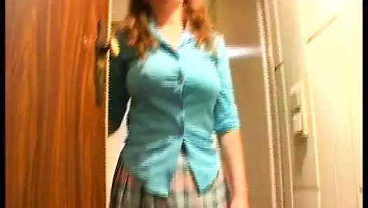 Büyük memeli genç kızın ilk ev yapımı videosu