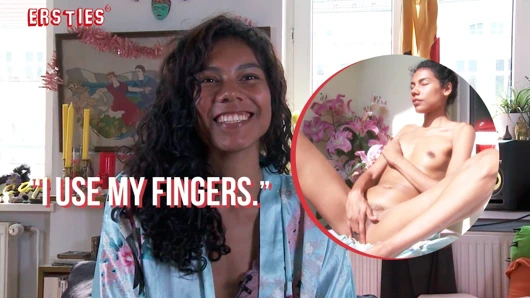 Ersties - Kolombiyalı bebek Caroline açık havada kendini parmaklıyor