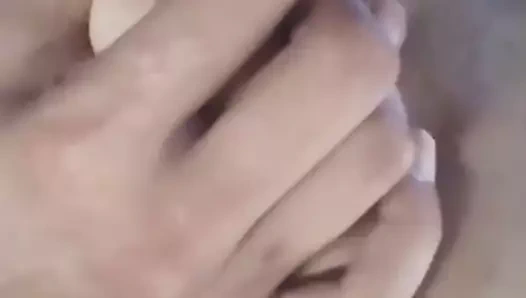 Çıplak kızlar vücudunu gösteriyor