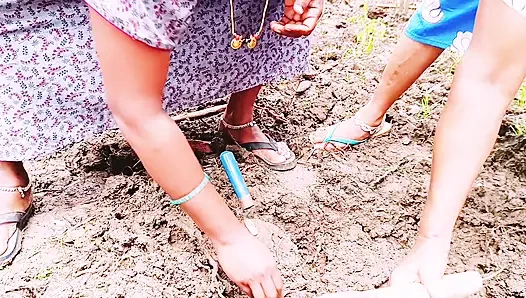 Hintli Villege üçlü grup seks. Köy oluşturan hizmetçi kız kardeşler arazi sahibini sikiyor. Telugu edepsizce konuşuyor.