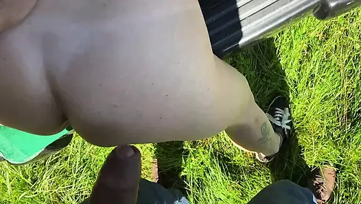 Ateşli evli kadın araba bagajında yoğun açık havada anal seks yapıyor - amatör bakış açısı gerçek çift