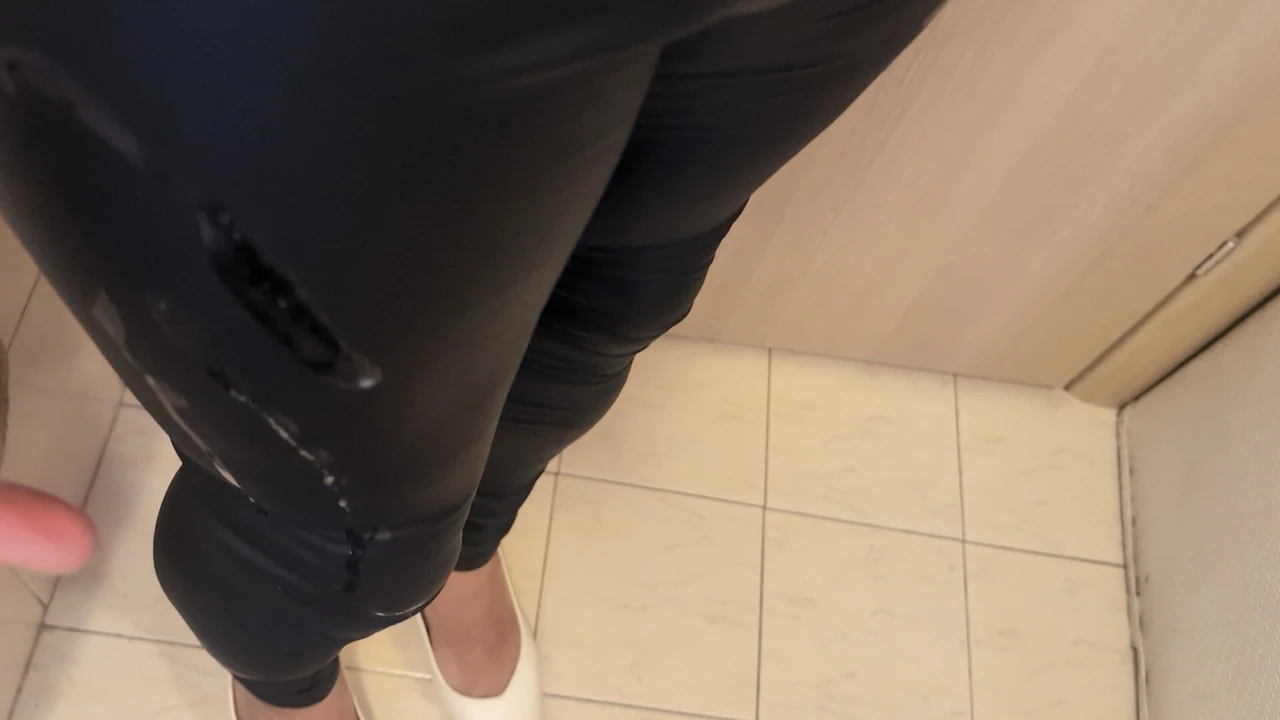 Трах со спермой на кожаных леггинсах после вечеринки со спермой