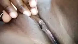 Benim seksi kaltağım sikişmeden önce kel amıyla oynuyor.