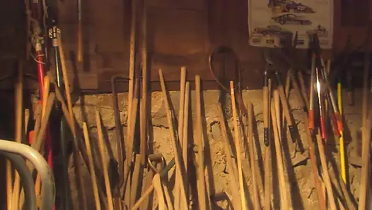 Çekici kadın garajda şiddetli bir sikişe boyun eğiyor