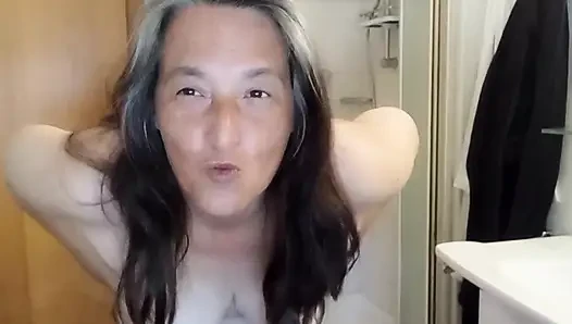 Olgun ve dolgun kadın ıslak kıvrımlarını sergiliyor