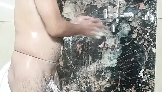 Hintli desi adam seks yapıyor ve duş ayakkabısını gösteriyor ve mastürbasyon yapıyor