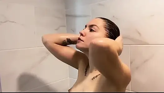 Bu edepsiz sürtük gerçekten seksi vücudunu yıkamak istiyor