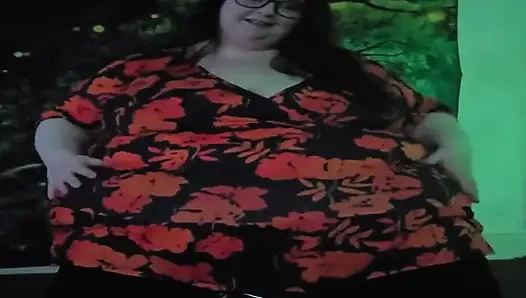 Seksi iri güzel kadın ofis sandalyesinde striptiz yapıyor