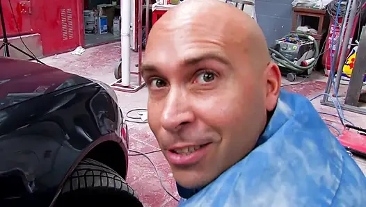 İki muhteşem hatun bir oto tamircisi tarafından sikiliyor