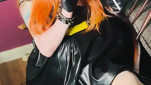 Kızıl saçlı Tina Snua deri elbise ve eldiven giyerek aynı anda 2 sigara içiyor