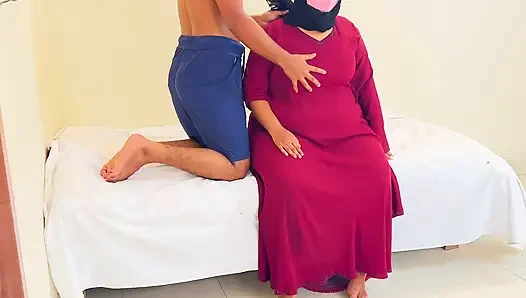 Suudi Arabistan'da güzel bir teyzeyi sikiyor - çoklu boşalma