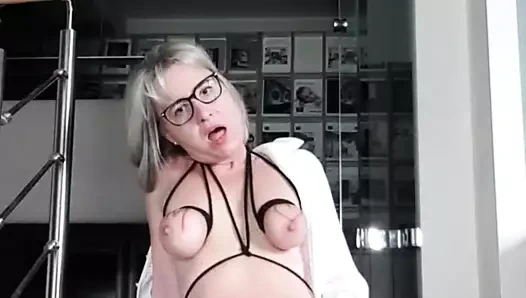 Julie'nin showroom'da orgazm tatili